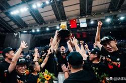 包含CBA季后赛冲刺阶段走向成谜；洛杉矶湖人造点机会；压力陡增；资深球员宣示担当的词条-体育直播赛事