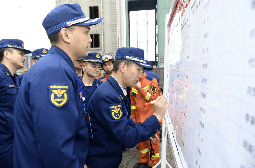 爱游戏官方体育 - 游泳比赛哪个赛道有优势 