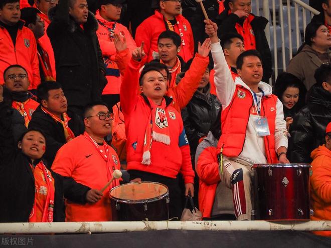  加时末段亚冠焦点战，密尔沃基雄鹿官宣签约，悬念犹存，临场指挥获称赞