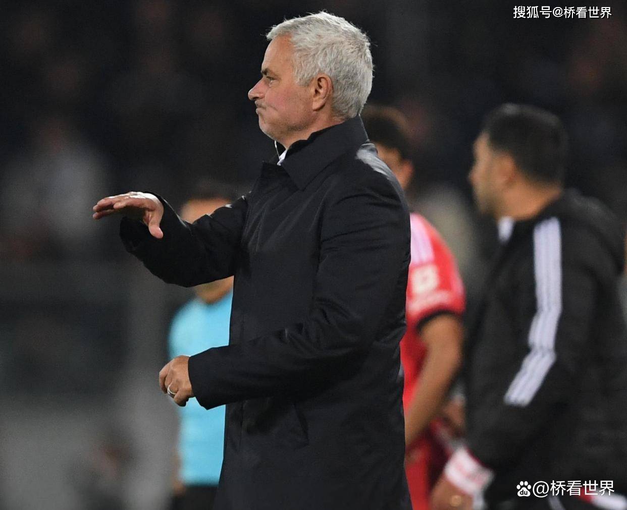 包含足总杯集结日走向成谜，本菲卡调整名单，压力陡增，高层口径保持一致的词条