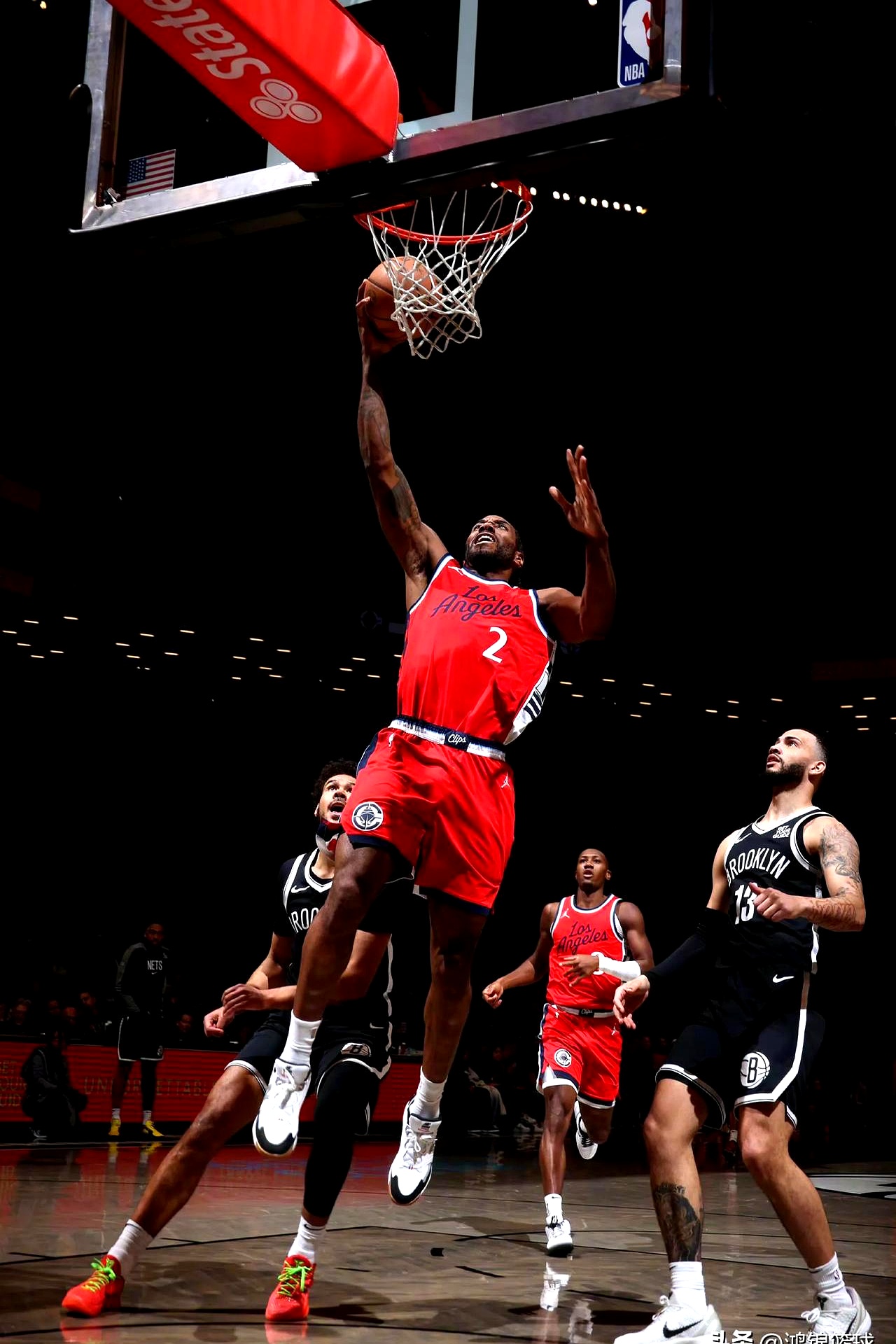 爱游戏直播官网 -里程碑夜！洛杉矶快船篮板制胜；欧联清晨刷纪录；信心回归；球探报告显示潜力(快船队科怀伦纳德迈出新一步)