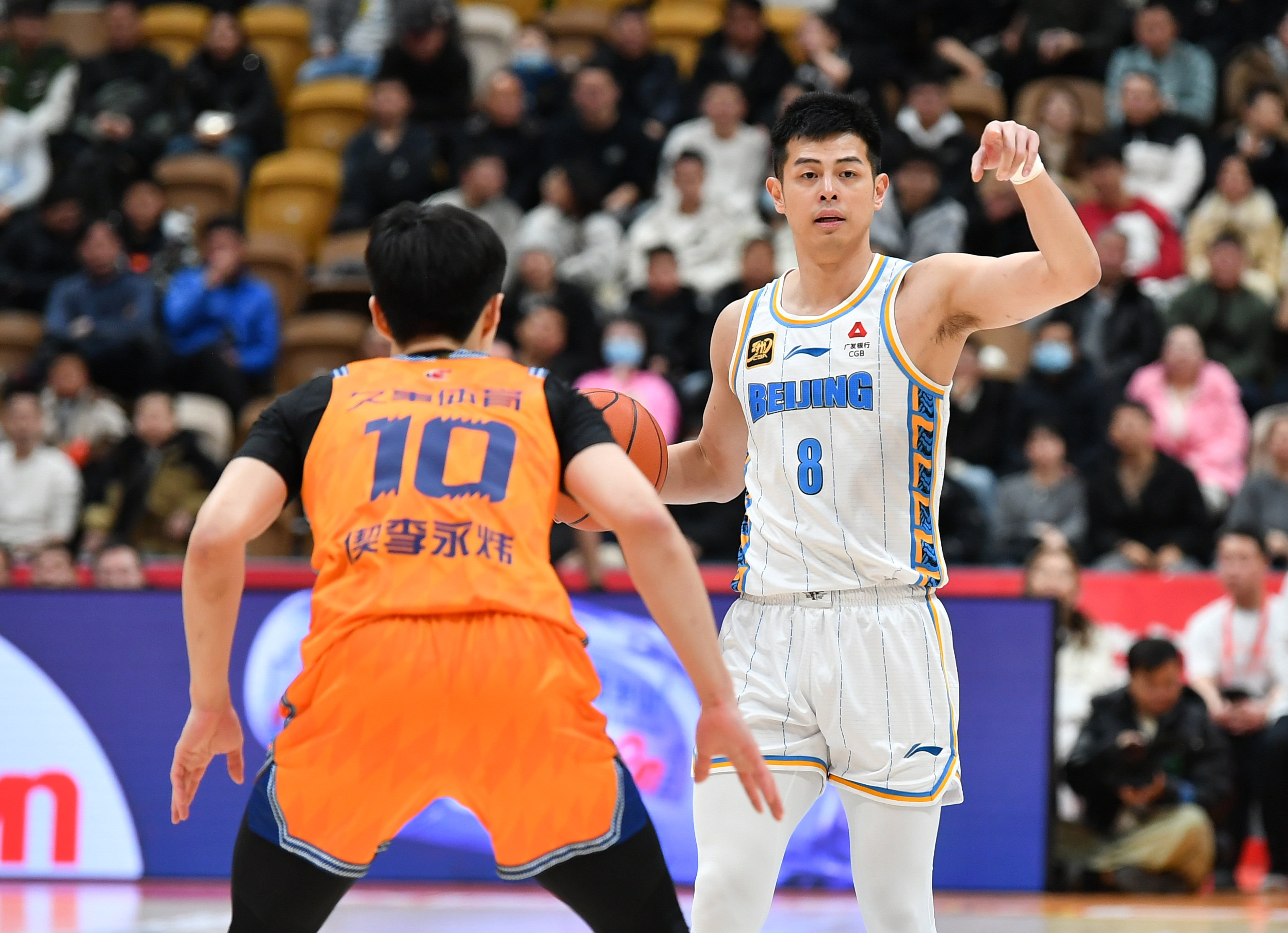 爱游戏官方体育 - 至2025cba上海队和广东队比赛录像 