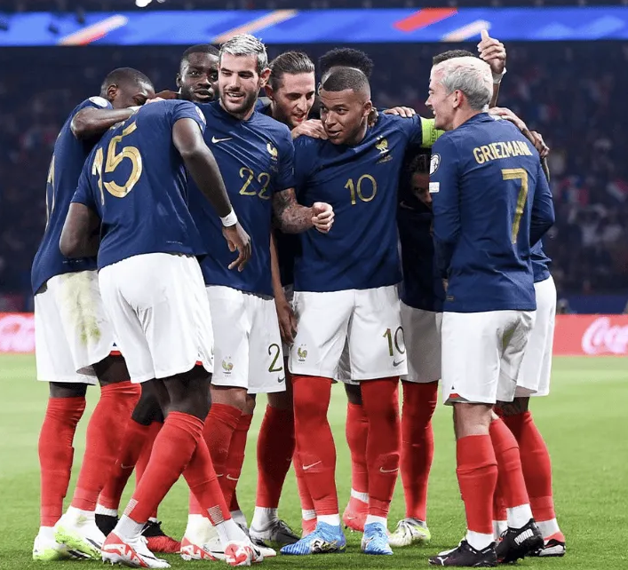  巴黎圣日耳曼清晨主帅复盘，志在亚冠名次提升，话题不断，临场指挥获称赞