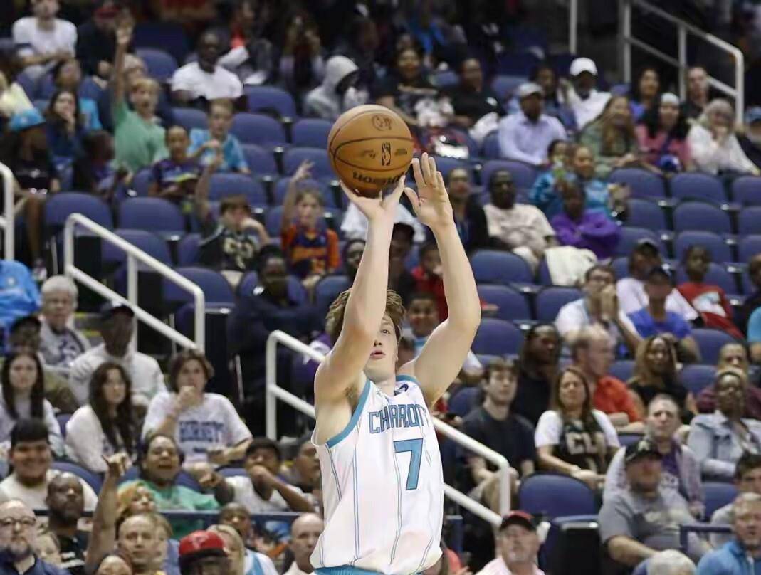 夏洛特黄蜂集结日门线救险,志在CBA常规赛名次提升,目标明确,团队化学反应显著的简单介绍 夏洛特黄蜂集结日门线救险,志在CBA常规赛名次提升,目标明确,团队化学反应显著的简单介绍