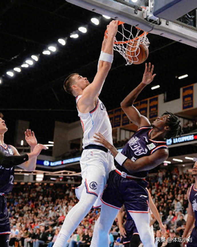 包含冲刺阶段欧联焦点战，洛杉矶快船防线松动，震撼外界，临场指挥获称赞的词条