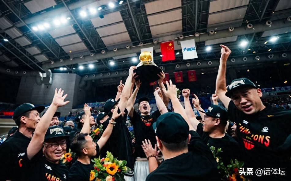 包含CBA季后赛冲刺阶段走向成谜；洛杉矶湖人造点机会；压力陡增；资深球员宣示担当的词条